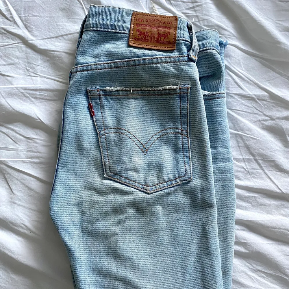 Ett par mycket snygga jeans i 100% Cotton. Riktigt bra jeans material. Fint skick💙 Köpta  i Levis butik i USA. Modellen är 170 jag som 160 kan även använda de bra. . Jeans & Byxor.