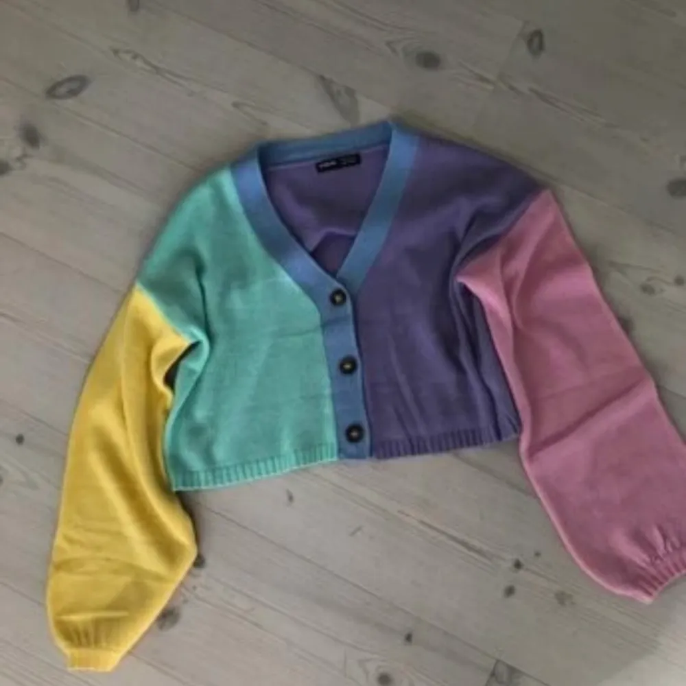 Säljer denna super gulliga koftan / tröjan från shein, i storlek S💕 oanvänd! nypris:179kr. Tröjor & Koftor.
