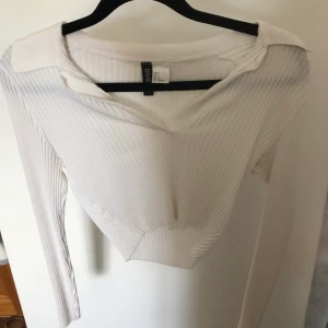 Kort V neck från HM - Fin tröja från hm i bra kvalitet som bara har används typ 2 gånger pga att jag inte gillar hur den sitter på mig.