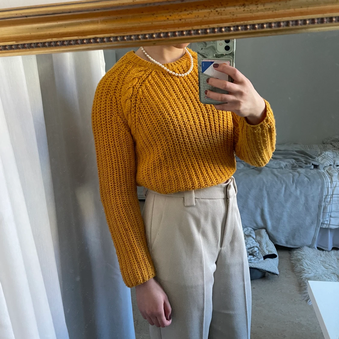 Stickad gul tröja