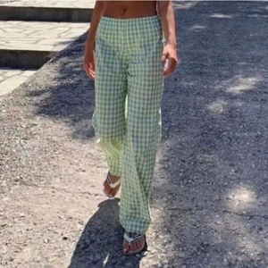 Rutiga byxor - Super fina gröna rutiga byxor från SHEIN (första bilden är lånad)💞 Med fickor!!! Storlek M, lite stora på mig som vanligtvis har S. Perfekt långa på mig som är 160cm men det pga att jag har ”lite större lår” och därför sitter de högt upp. Förra ägaren var ca 170 och de passade bra på henne. Fraktar eller möts upp i Stockholm🥳