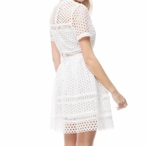 By Malina Emily klänning - Hej, säljer min vita klänning från märket By Malina. Andvänd ca två gånger och är i ett jätte fint skick. Perfekt klänning till student eller till skolavslutning. Ny pris ca 1700kr. Är i storlek L men jag som vanligtvis har storlek M kan ha den. Tveka inte att skriva om du undrar något💖 