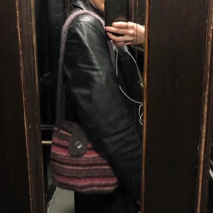 Randig tovad väska - Supercool och gullig väska, tovad i rosa, lila och grått! Verkligen så fint skick, hade behållt om jag använde den tillräckligt. 