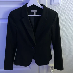 Kavaj - Superfin kavaj som är tyvärr för liten, köpt för 649 kr från hm🦋 (Kan gå ner i pris vid snabb köp) 