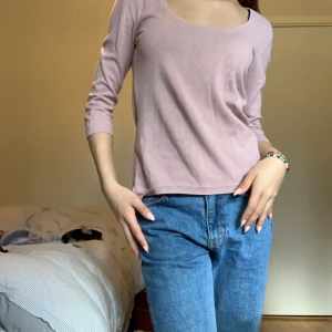 Rosa tröja - Super gullig ljus rosa tröja som är perfekt nu till våren då det blir lite varmare. Den är använd få gånger men i bra skick. 