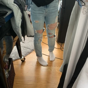 Jeans  - Håliga byxor lite här o där, är super bekväma att ha på sig