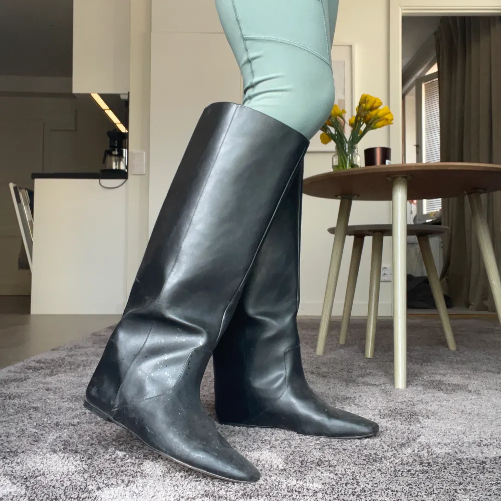 Höga boots från H&M i storlek 39! Så sjukt snygga, som en dupe till givenchy stark boots men kommer tyvärr inte till användning😢 frakt ingår i priset!💕. Skor.