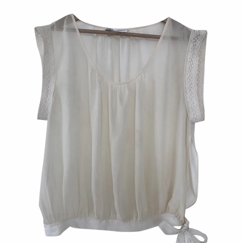 Sheer DKNY top in exru colour. Fabric might show signs of aging.. Toppar.