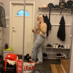 Blåa jeans  - Superfina ljusblåa jeans, använda Max 5 gånger, säljer pga för små nu💕 köparen står för frakt 