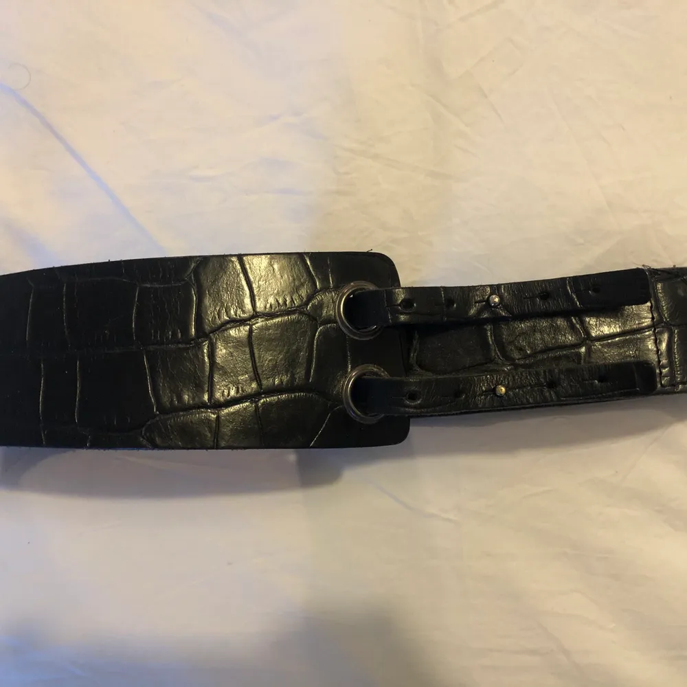 Original black belt which has not been worn too much and shows only slight signs of aging (colour on the silver parts and a little matte spot on the back of the belt as pictured). Accessoarer.