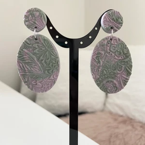 Örhängen  - Handgjorda örhängen av lera. Samfraktar. Kontakta för flera bilder eventuellt video. Storlek ca 5  cm Står ej för postens slarv Kontakta för nickelfri alternativ