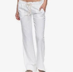 Linne byxor  - Kvar pris lapp dom är ifrån 💕 Amzone💕 jag är då osäker om ja vill sälja dessa byxor är i storlek S jag är 164 och har vanligtvis xs/s men är som sakt ösäker  satt kommer köra budgivning på byxorna ❤️ kom privat för fråger