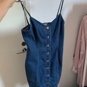 Klänning - Säljer min fina denim klänning som knappt kommit till användning skriv gärna för flera bilder! Storlek 40 men passar 38!💋