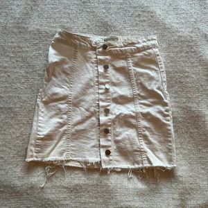 Vit Jeanskjol - Vit jeanskjol från Gina strl 34 men passar också 36