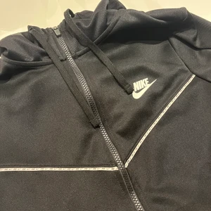Nike - Nike zip i nyskick, säljer då jag fick hem fel tröja men inte kunde skicka tillbaks den. Storlek S men passar Xs-M💖 skriv privat för fler frågor💖 