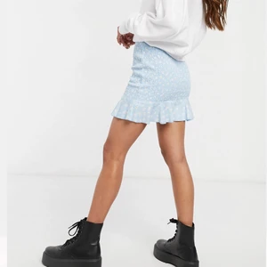 Blå blommig kjol med volang - Så söt och somrig kjol! (färgen på tredje bilden lite konstig, mycket ljusare blå i verkligheten)