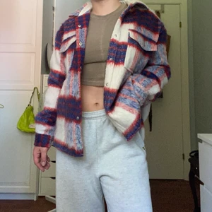 Jacka - Jättefin höstjacka men som tyvärr inte kommer till användning, den är oversized modell å funkar till nästan alla storlekar vill jag säga. Väldigt bra skick! Hör av er vid frågor & pris kan diskuteras!❤️💙