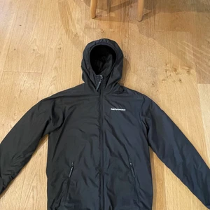 Peak Performance jacka - Hej!  Jag säljer nu min Peak Performance jacka då den är för liten. Den har ett litet hål på ena ärmen men inget man märker av när man har på sig den.  Storlek: S Pris: 499kr