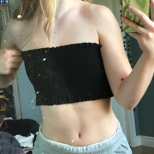 Svart tubtopp  - Väldigt stretchig och fin tubtopp från ginatricot! Gjord av 92% polyester och inte genomskinlig överhuvudtaget!