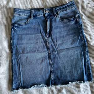 Blå jeanskjol från Pieces. Säljs pga att den är för liten och endast tar plats i garderoben. 100 kr och köparen står för ev frakt😊