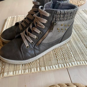 Skor med dragkedja  - Coola skor med nitar och dragkedja 