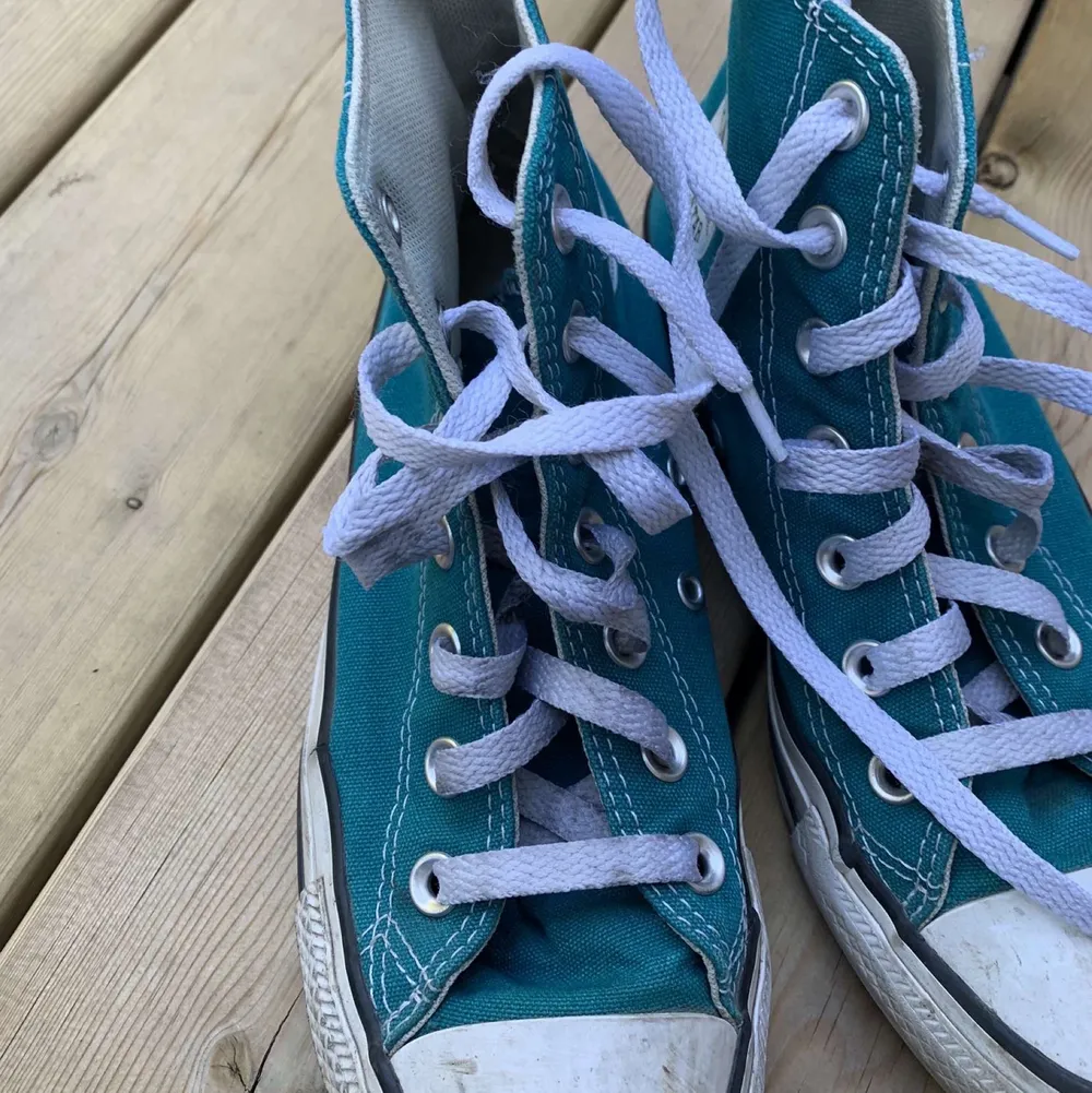 Turkosa converse i storlek 37. Mycket bra kvalitet o köpta i våras för 800kr. Tvättar självklart innan sändning! . Skor.