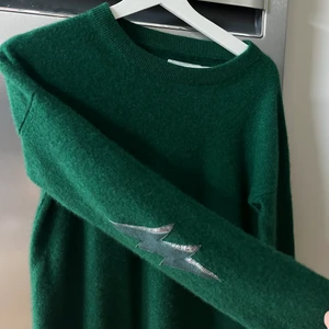 Stickad Zadig tröja  - Stickad tröja från Zadig med blixtrar på armbågarna.   SÄLJER OCKSÅ EN SVART KOFTA MED STJÄRNOR PÅ ARMBÅGARNA, kontakta mig för mer info 