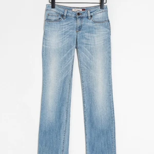 Lågmidjade jeans  - Jeans från märket salsa, strök 32/34. Passar definitivt mindre också. Har ej bilder på mig då de e för små.