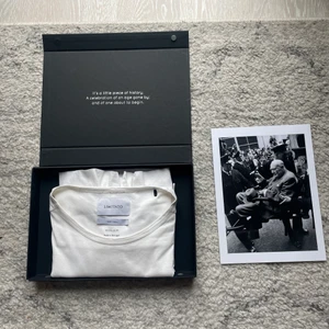 Limitato tshirt - Jätte snygg limitato tshirt. I använt skick därav det billiga priset! Köpt för 1500kr Erbjudande!!! Köp alla tre limitato t-shirts på min sida för 1300kr❤️❤️