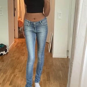 Lågmidjade Gina jeans - Jättesnygga Lågmidjade jeans är osäker om jag vill sälja:/ säljs vi ett bra pris! Är 175 och sitter i en jättebra längd💓