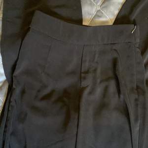 Svarta kostymbyxor från bikbok. Aldrig använda. Dragkedja på sidan. 