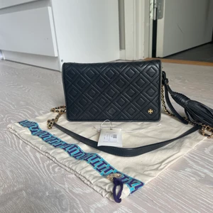Tory burch väska - Crossbody väska från tory burch med massa kortfack inuti! Dustbag medföljer❤️❤️