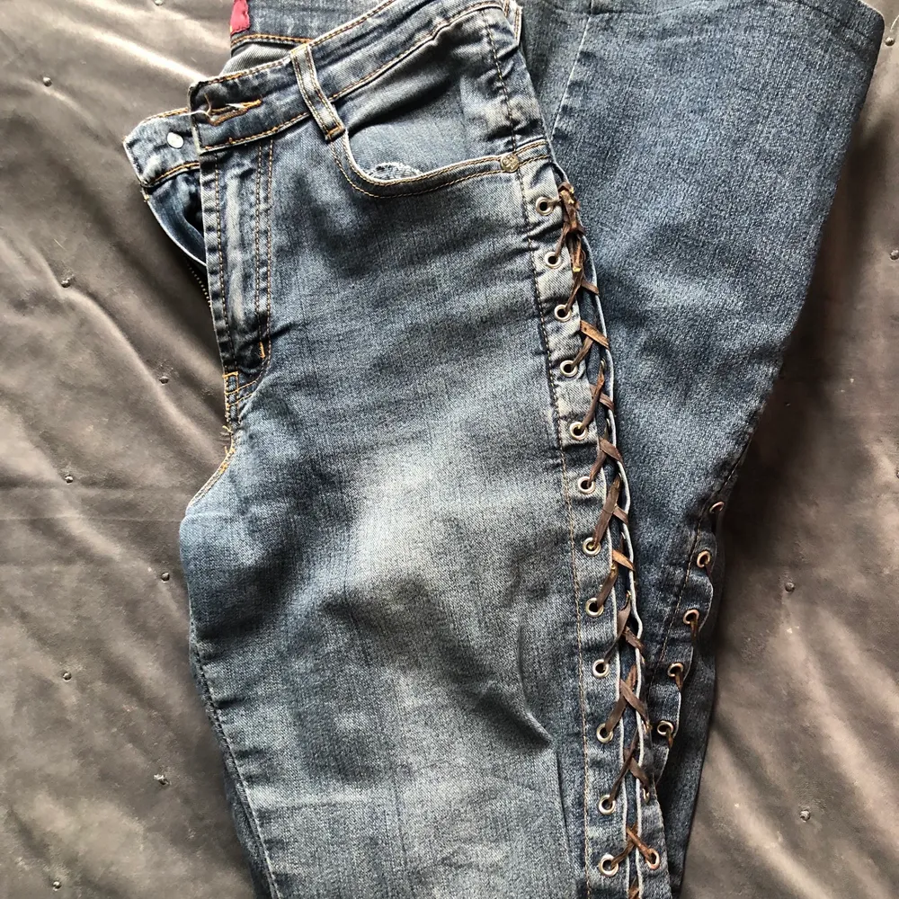 Ett par as coola lowwaisted jeans med snörning!!!😍🙌🏼 storlek 26/34 !!säljer pga rensning!! Grå blå färg skulle jag säga💘 Priset kan diskuteras . Jeans & Byxor.