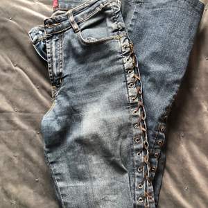 Ett par as coola lowwaisted jeans med snörning!!!😍🙌🏼 storlek 26/34 !!säljer pga rensning!! Grå blå färg skulle jag säga💘 Priset kan diskuteras 