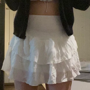 Söt kjol - Super snygg kjol i storlek S säljes, ej genomskinlig. Har klippt taggen men passar S/M