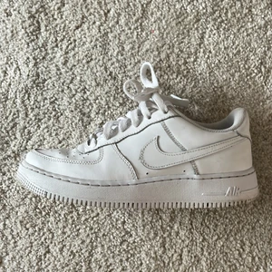 Nike Air Force one  - Nästan helt nya air force one andvänt ett par gånger köpte på foot locker säljer dom pågrund av att dom är för små 