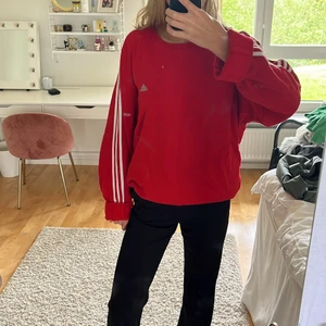 Adidas sweatshirt - Så najs röd adidas lite oversized collegetröja! Fint skick🥰🥰