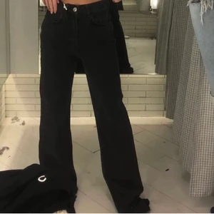 Jeans - Ett par super snygga jeans. De är lite gråare i verkligheten. Hör av er vid frågor! Frakten stämmer inte alltid där nere så bortse från den så kommer vi överens om något💕