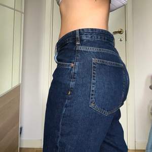 mörkblåa low waisted jeans som inte har kommit till någon användning, de är lite baggy vid midjan vilket illustrerar en mindre midja. Storlek på de är midja 31 lägnd 32 vilket jag skulle motsvara som S/M.