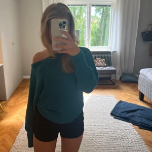 One of shoulder tröja - Säljer denna one of shoulder tröja från Nakd. Köpt för 499. I nyskick, frakt tillkommer 