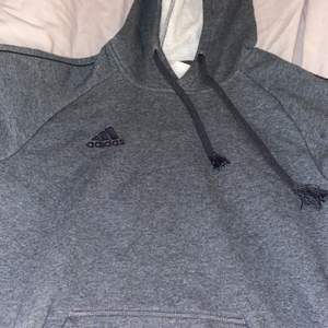 Adidas hoodie knappt använt, storlek s