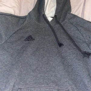 Hoodie - Adidas hoodie knappt använt, storlek s