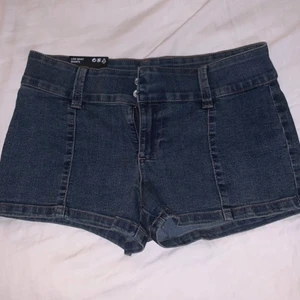 Low Waits Shorts  - Low Waits Shorts ifrån HM Storlek 38 Helt nya och säljs pågrund av att dom inte passar mig Ny pris: 249kr