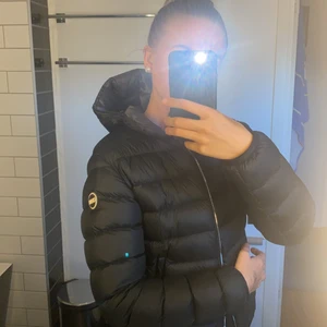 Colmar jacka  - Säljer min svarta colmar jacka. Väldigt sparsamt använd och har inga defekter på sig förutom ett hål längs ner på armen som har sytts ihop vilket inte syns så tydligt. Oklar vilken storlek den är i eftersom att det är 46 i italiensk storlek men den motsvarar S/M. Ny kostar runt 5000