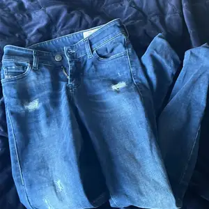 Detta är ett par lågmidjade skinny jeans so endast varit använda 1 gång! Väldigt fina på. Inga fläckar eller liknande. Rök och djurfritt hem.