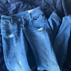 Low Waist jeans  - Detta är ett par lågmidjade skinny jeans so endast varit använda 1 gång! Väldigt fina på. Inga fläckar eller liknande. Rök och djurfritt hem.