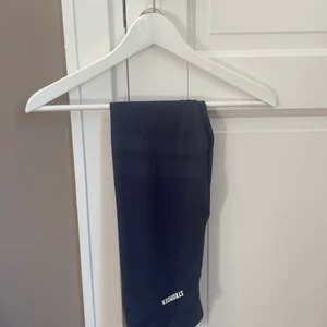Stronger  - Helt oanvända träningsbyxor från stronger. Jättefina och i bästa skicket. Skriv till mig privat om du skulle vilja se fler bilder på dom. Nypriset är 600kr💕