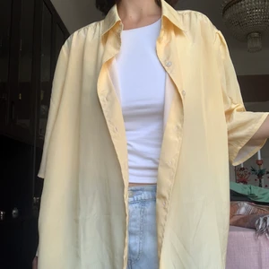 Ljusgul skjorta  - Jättefin skjorta som jag köpte på en secondhandbutik. Det står inget märke eller storlek. Jag är storlek XS och den är oversized på mig, den borde alltså funka för många olika storlekar💞💞 obs: vita toppen hör inte till