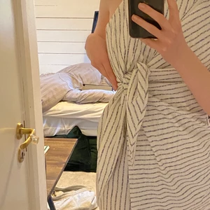 Randig klänning  - Vit randig miniklänning från Mango med blåa ränder - säljer pga: för kort 