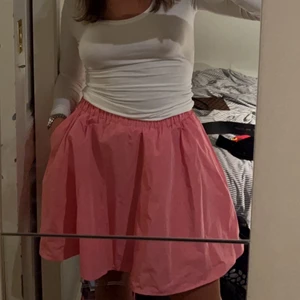 Kjol - Supergulliga kjol från H&M, väldigt unik! Så snygg under en större kavaj